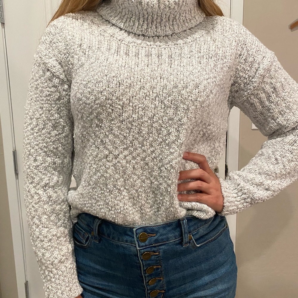 Vee Luxe Winter Sweater, Size Medium